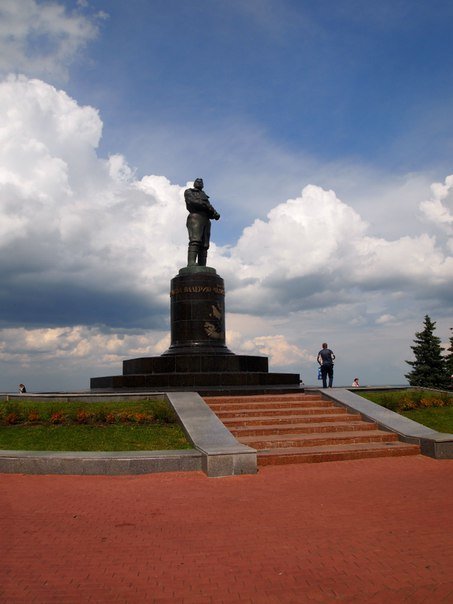 памятник чкалову в нижнем новгороде фото