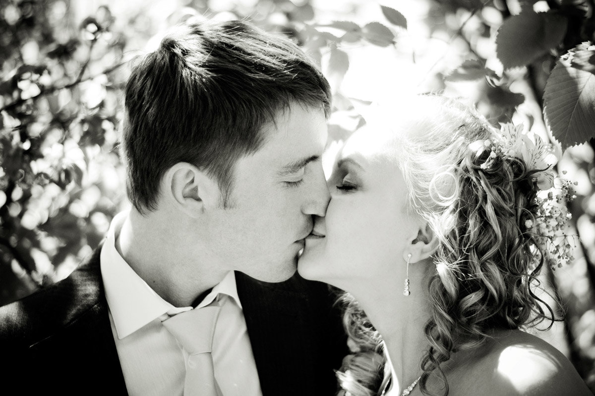 porno-krasiviy-nezhniy-potseluy-molodozhenov-video-golih-devushek-bez