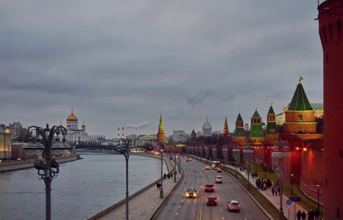 кремлевская набережная москва фото