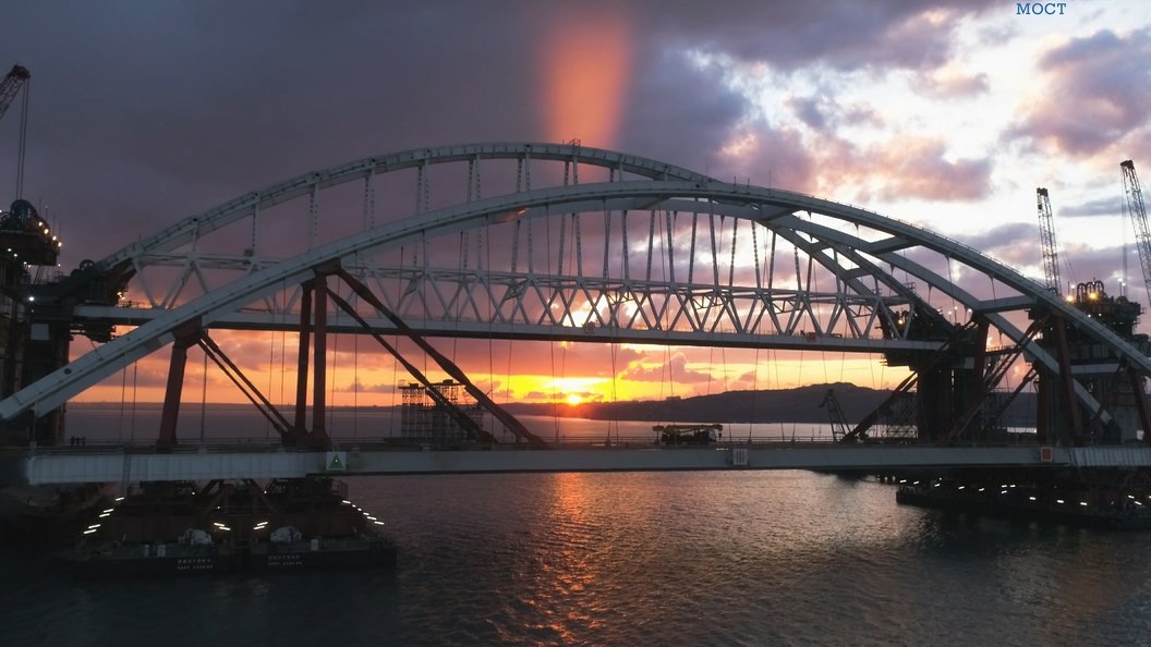 арочные пролеты крымского моста фото