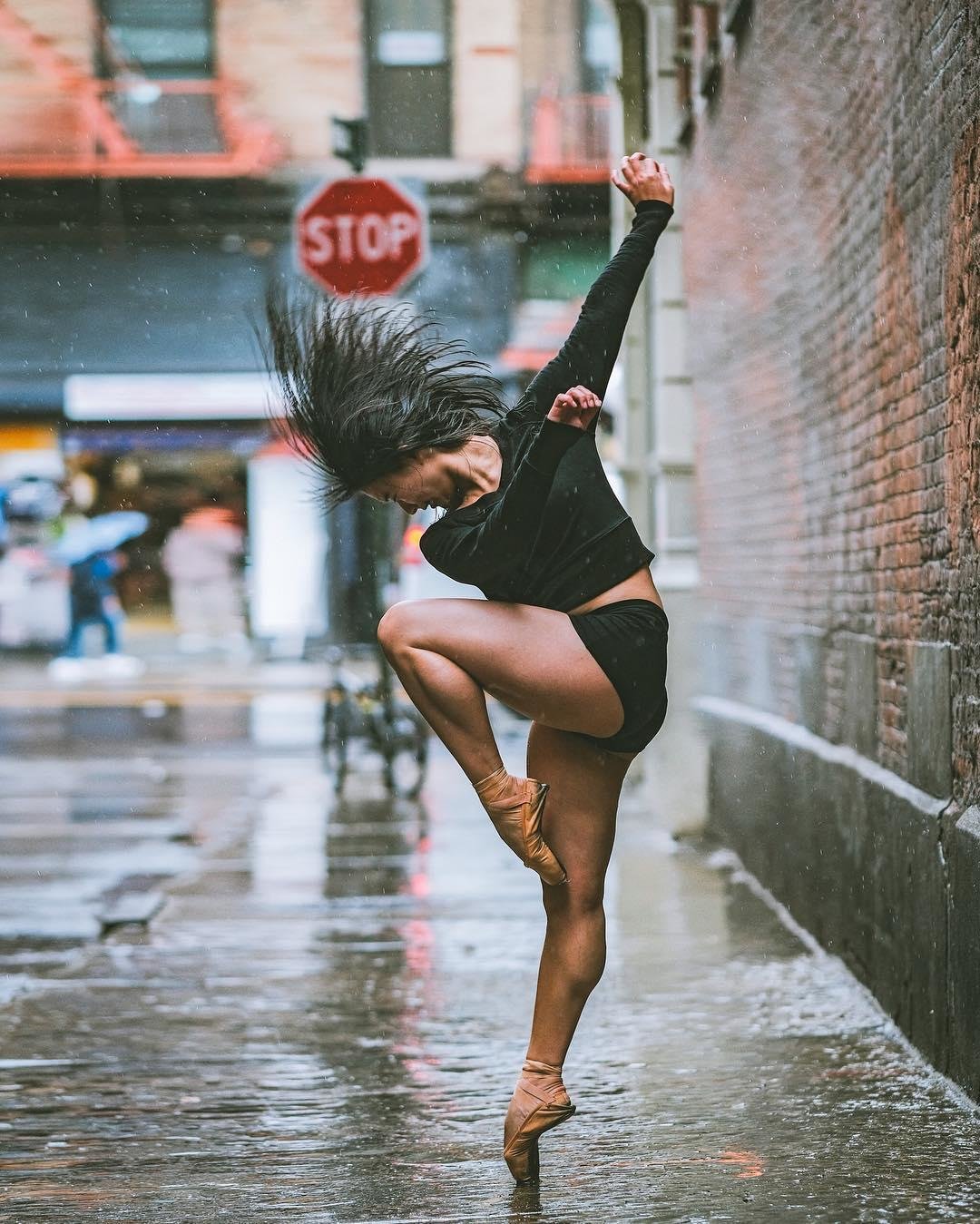 танцоры балета на улицах нью-йорка фотограф omar z robles фото