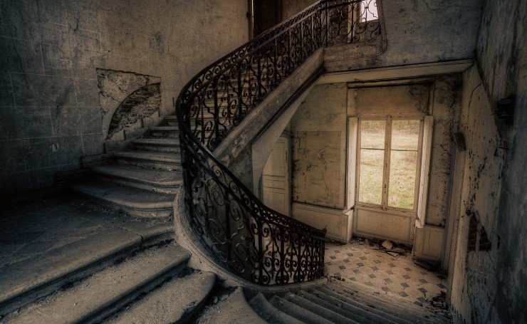 лестница в заброшенном доме фото