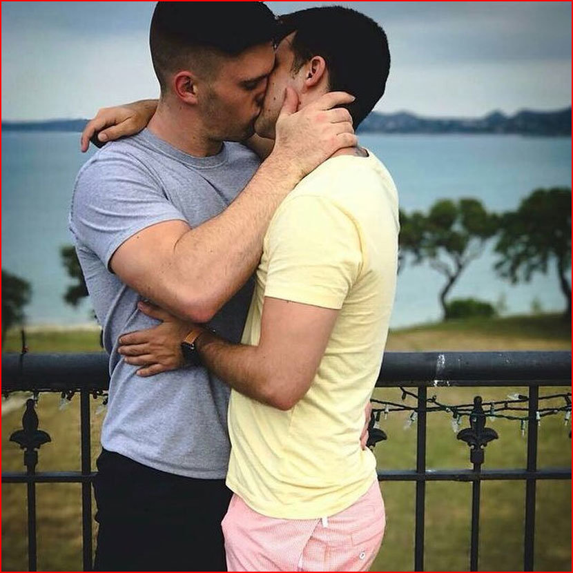 Два гея развлекаются друг с другом