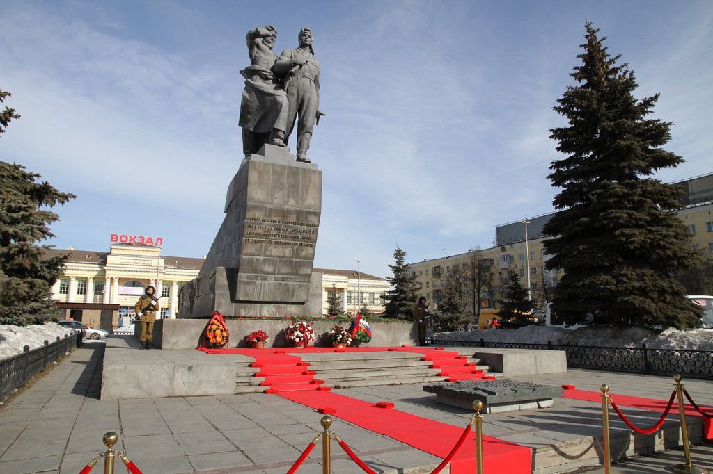 памятник уральскому добровольческому корпусу екатеринбург фото