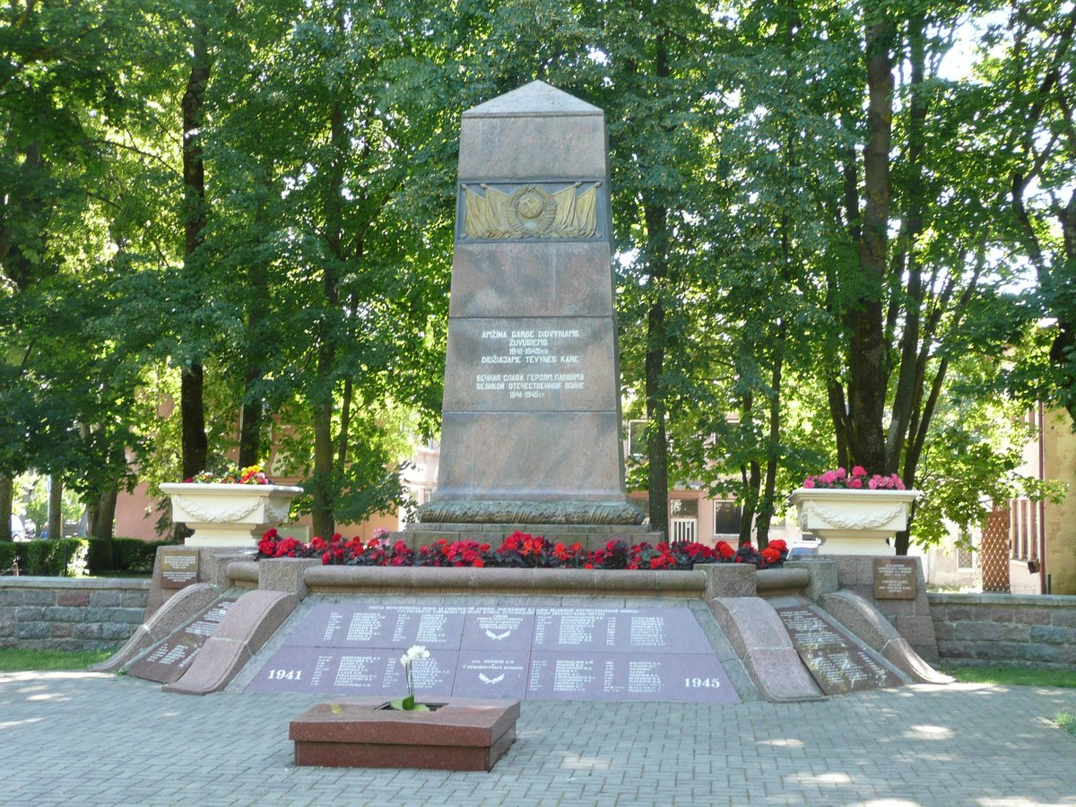 памятник советским воинам в паланге фото
