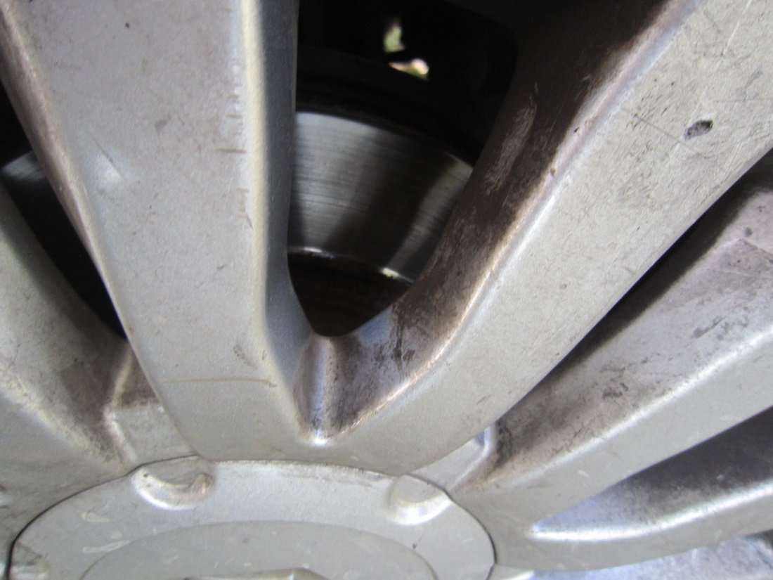 На колесе появились следы сажи от мягких тормозных колодок