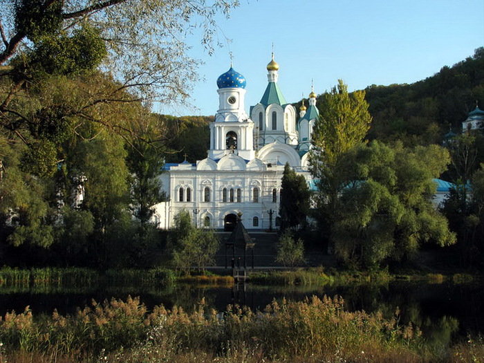 успенский собор святогорского монастыря фото