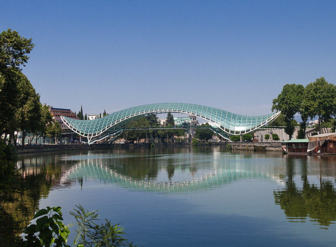 мост мира в тбилиси фото