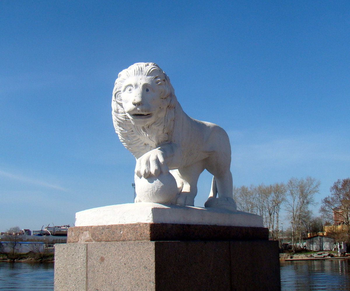 памятник лев в санкт-петербурге фото