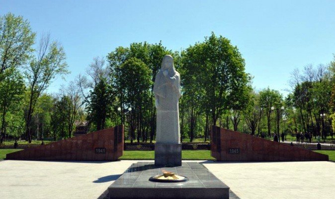 памятник скорбящей матери в смоленске фото