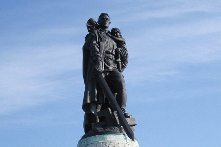 воин освободитель трептов парк берлин фото