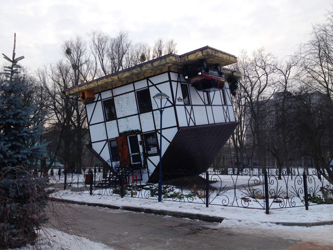 парк юность калининград перевернутый дом фото