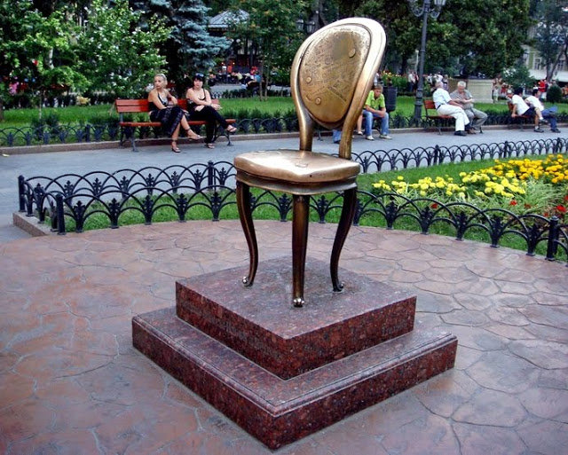 памятник 12 стульев в одессе фото