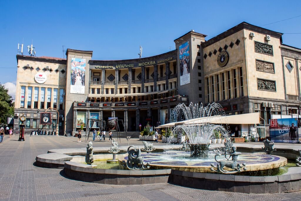 площадь азнавура в ереване фото