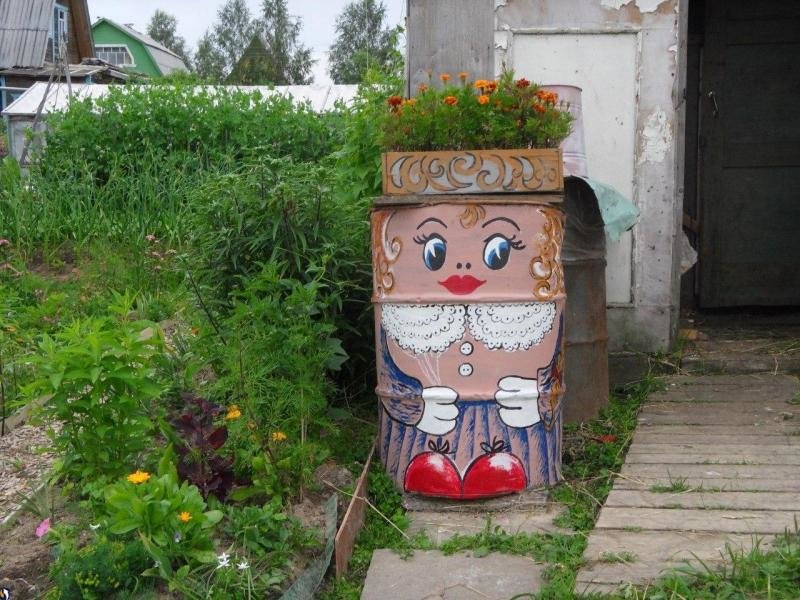 разрисованные бочки на даче фото