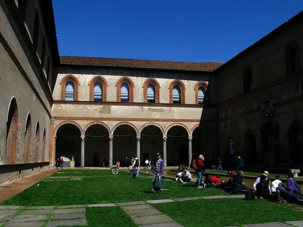 кастелло сфорцеско в милане фото
