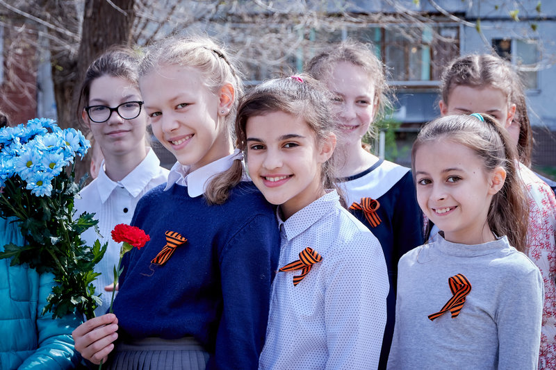 Фото 1. Наши гимназисты на шествии к 9 Мая 2018. Тольятти