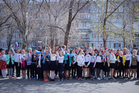 Фото 44. Наши гимназисты на шествии к 9 Мая 2018. Тольятти