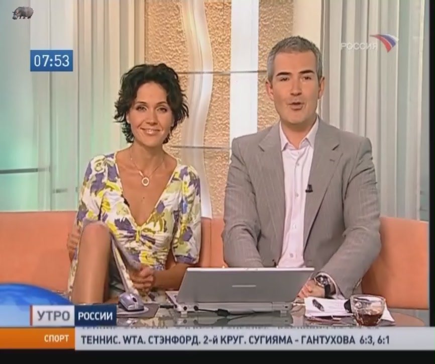 eroticheskie-foto-pod-yubkoy-televedushih