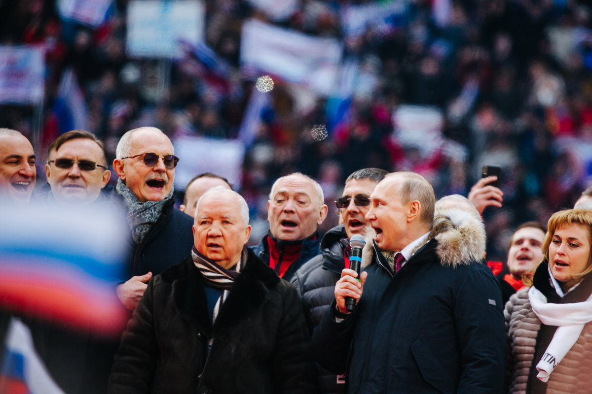 путин поет россия на стадионе фото