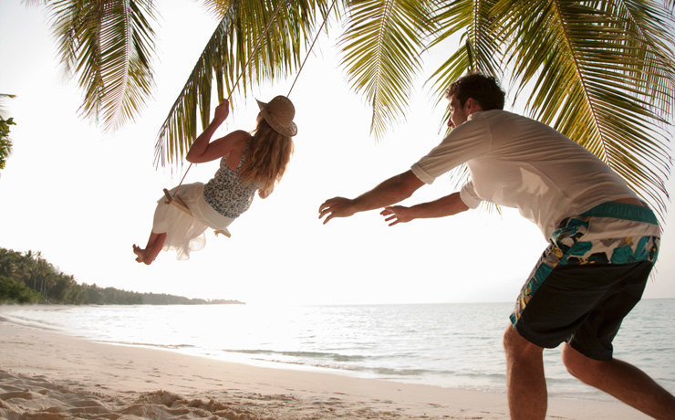 woman swings at man фото