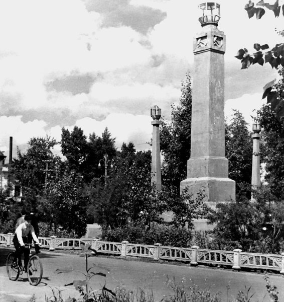 За Советскую власть. венков, Возложение, 1950х, памятнику, городском, молодежи, фестивале, Фотографии, Барнауле, установление, павшим, обелиск, советской, власти, городе, установлен, Памятник