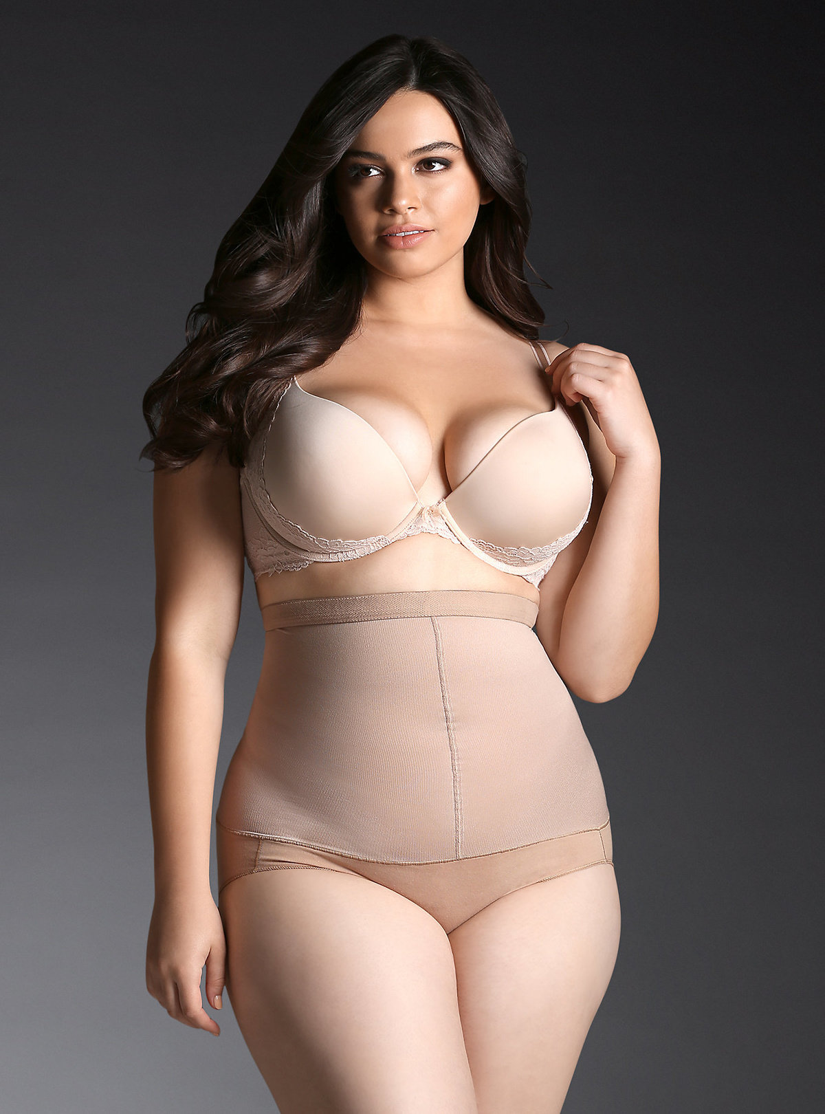 devushka-spala-slegka-polnenkaya-video