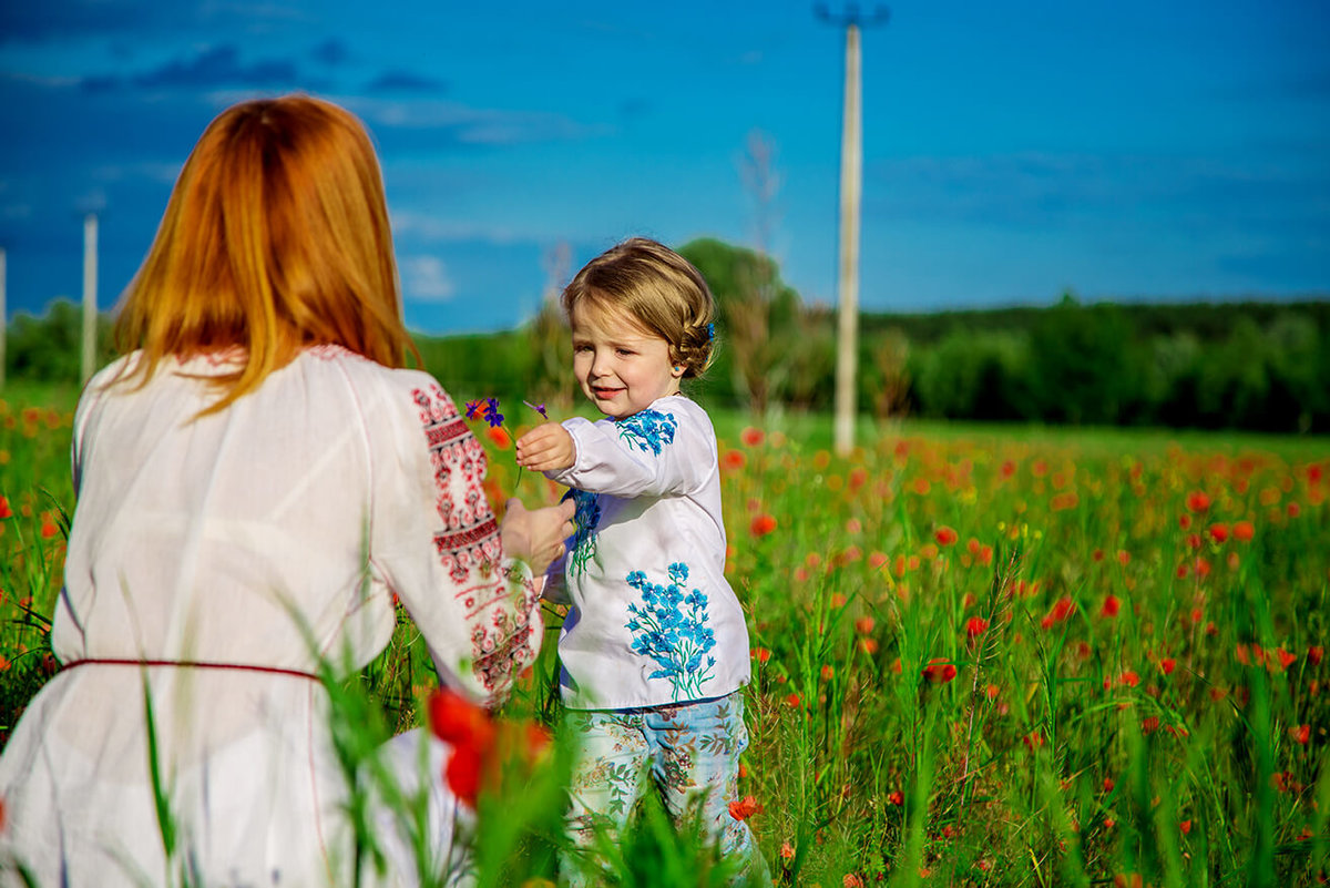 Девочка срывающая цветы