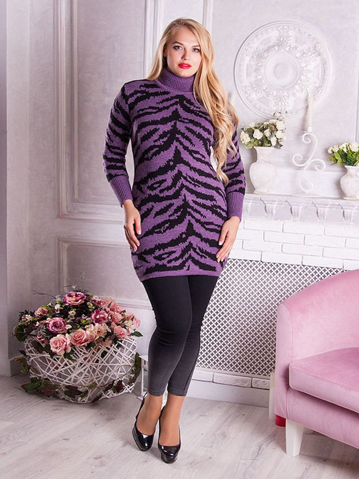 Женское вязаное платье фиолетового цвета с тигровым рисунком