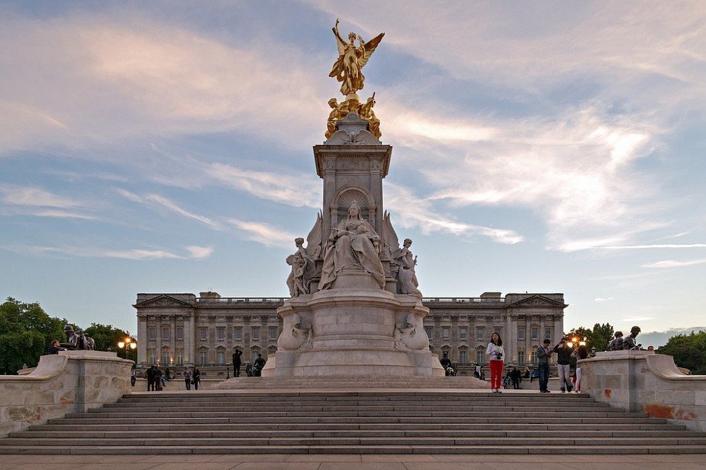 букингемский дворец queen victoria memorial фото