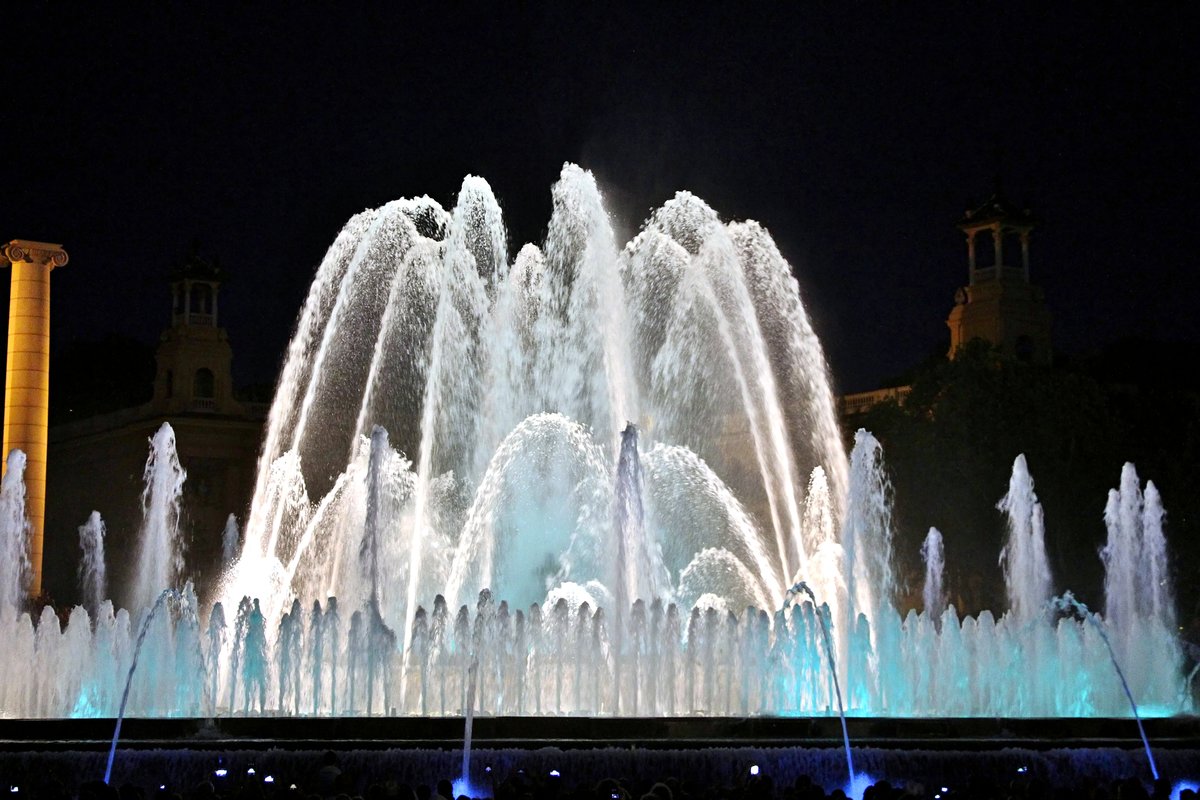 поющие фонтаны в барселоне фото