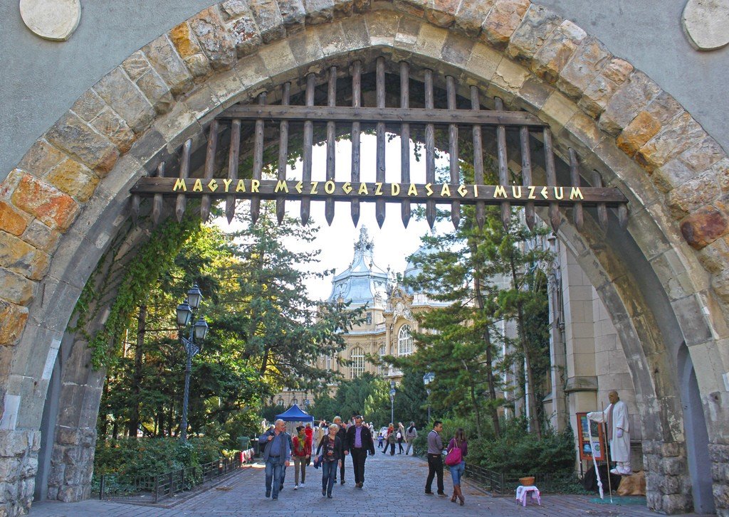castle gate фото