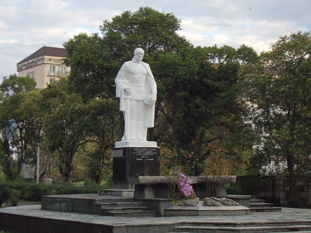 памятник неизвестному солдату сухум фото
