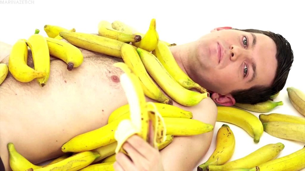 banan-zasunuli-v-zhenskuyu-kisku-zhenshini-chlenami-rtu