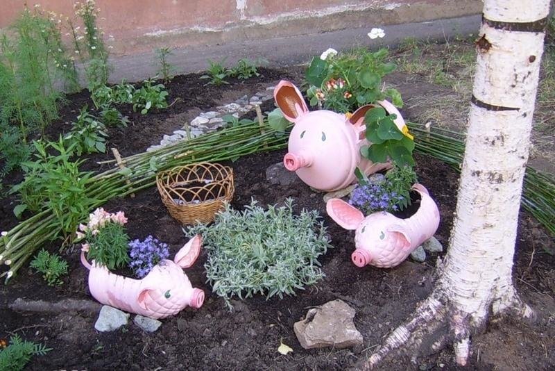 клумба из бутылок поросята фото