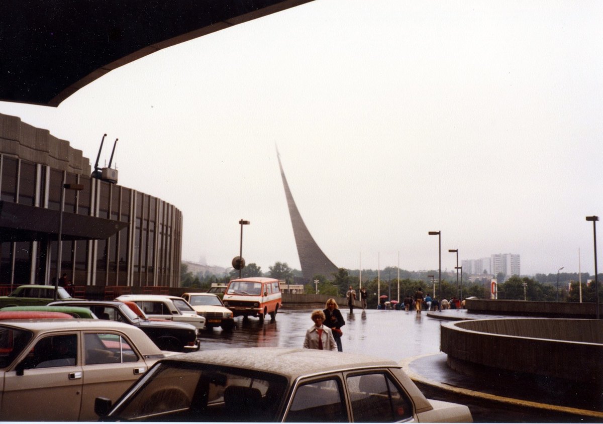памятник обелиск покорителям космоса москва фото