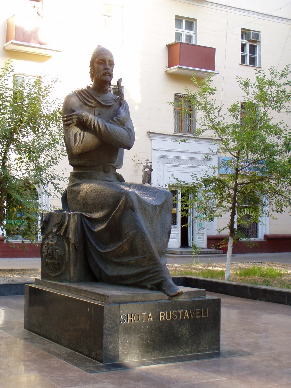 памятник шота руставели фото