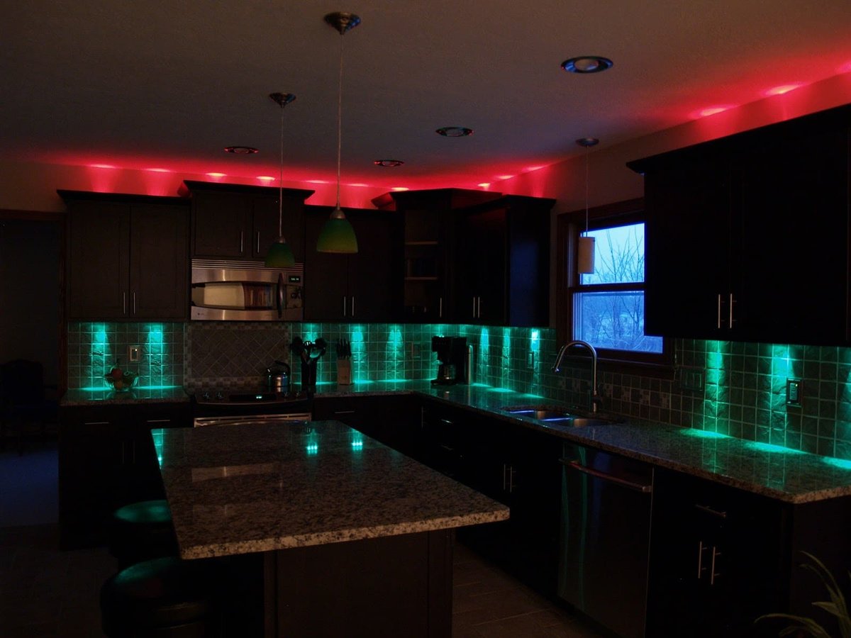 цветная подсветка на кухне