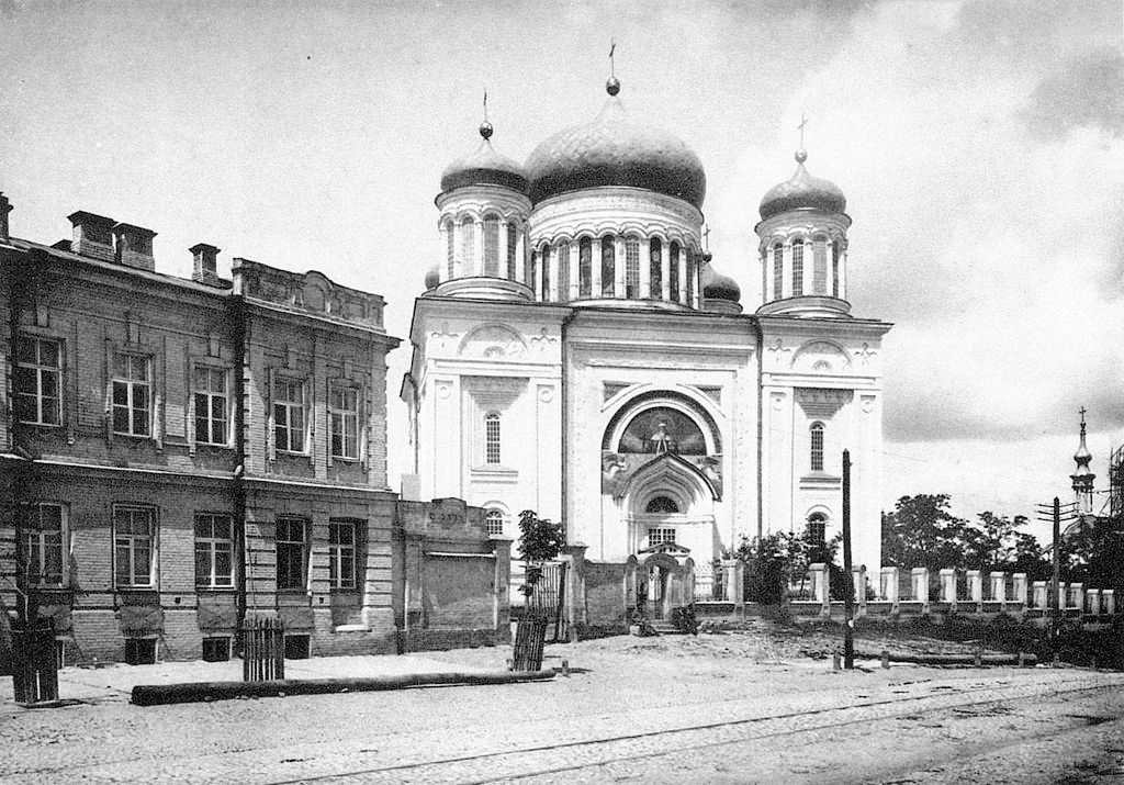 12 мая  996 года в Киеве освящена первая на Руси каменная церковь — Десятинная