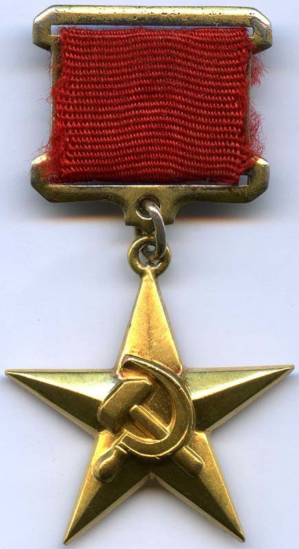 22 мая 1940 года в СССР учреждена медаль «Серп и Молот» - знак отличия Героя Социалистического Труда