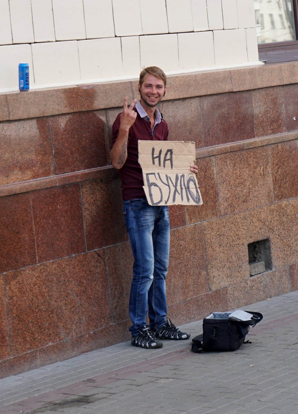 devushka-razvodit-parnya-na-buhlo-porno-video-grudastaya-devka-lezhit-na-shezlonge-a-potom-trahaetsya