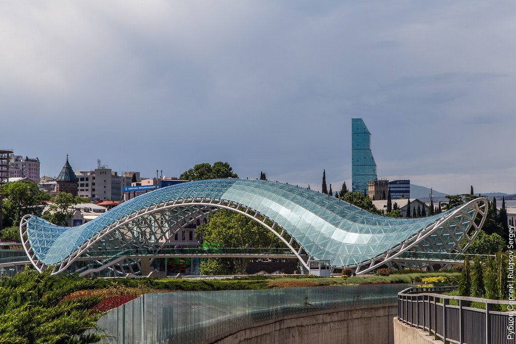 мост мира в тбилиси фото