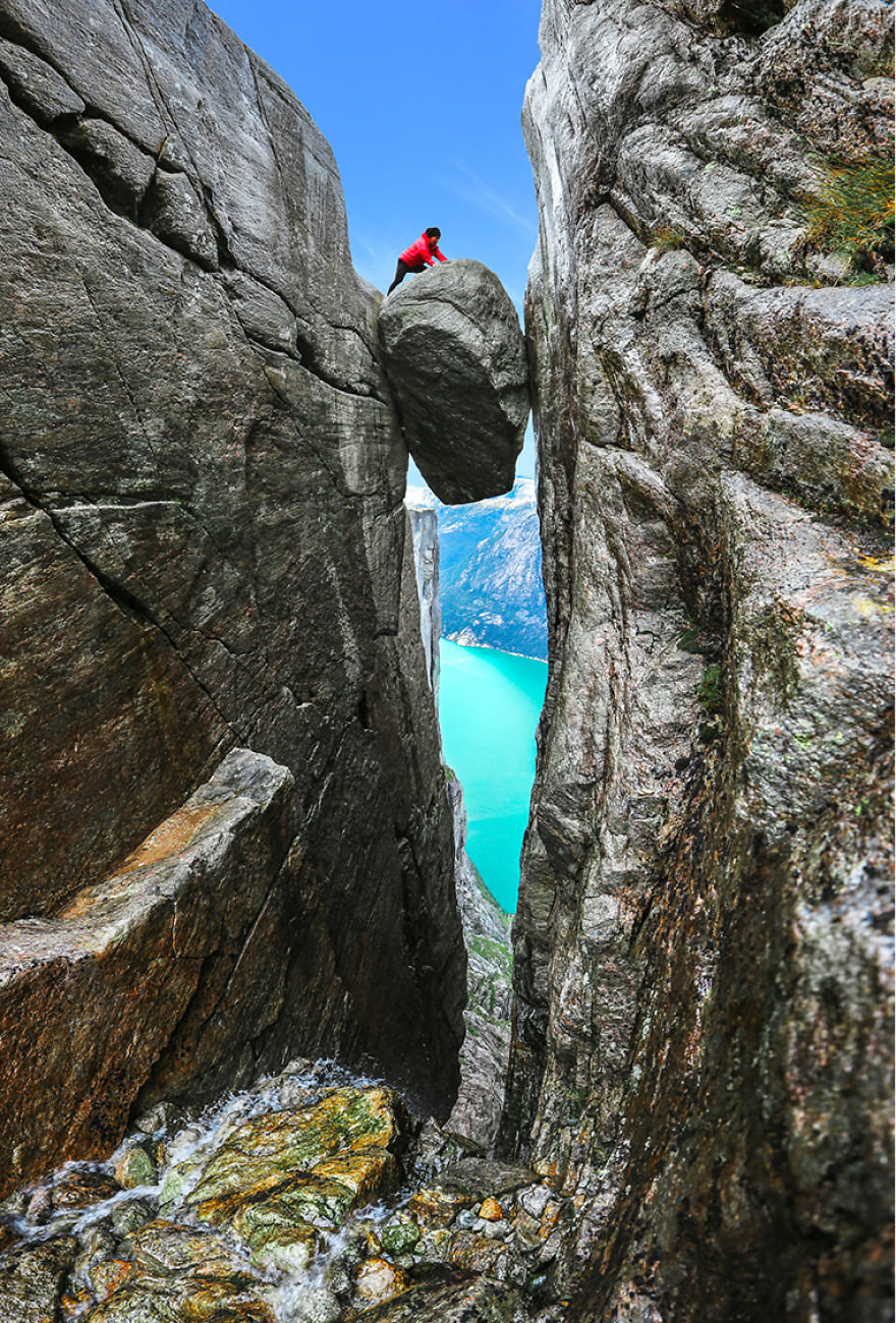 норвегия камень между скал фото