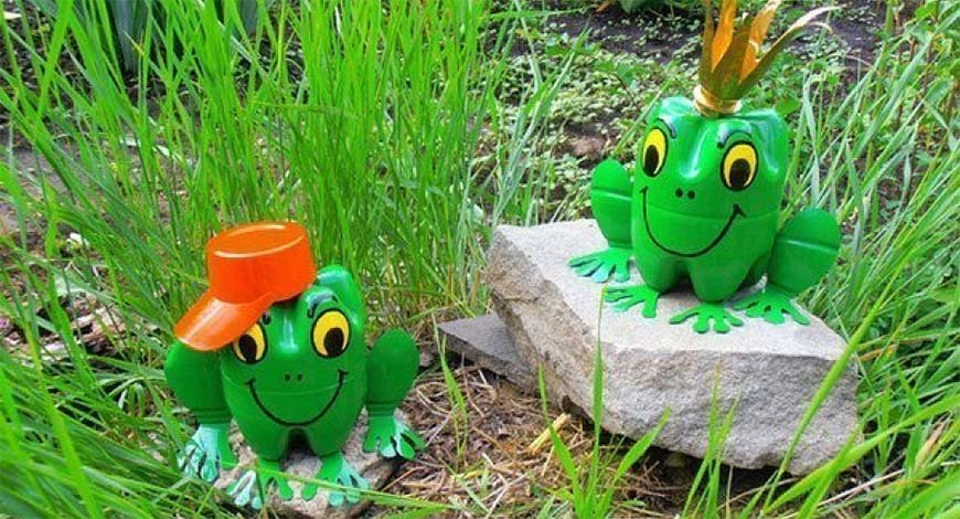 лягушка из пластиковых бутылок фото