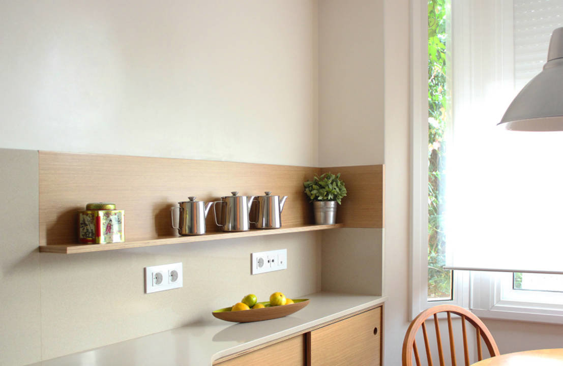 Кухня без навесных шкафов подходит как для маленького, так и для большого помещения