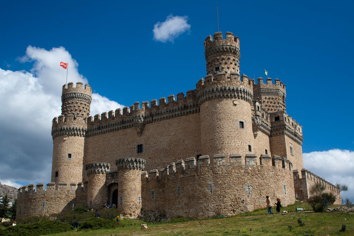замок мансанарес-эль-реал (castillo de manzanares el real),испания. фото