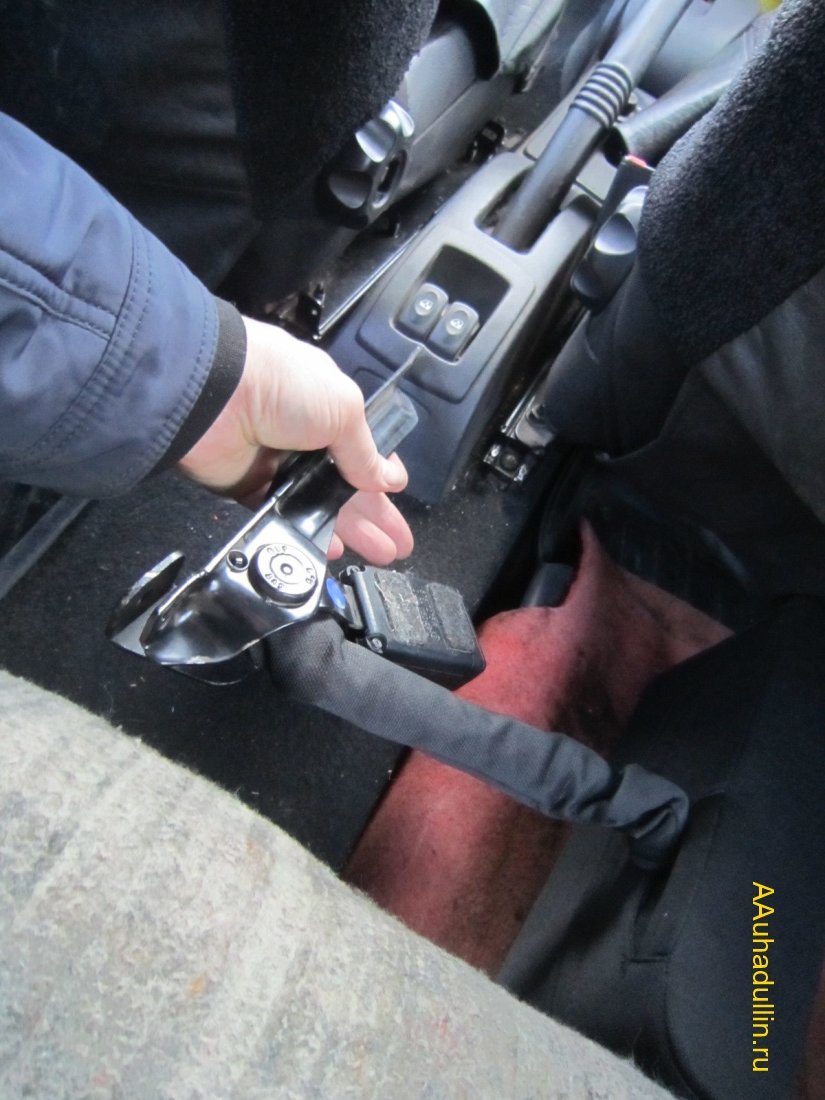 Installation of the armrest Renault Logan 4