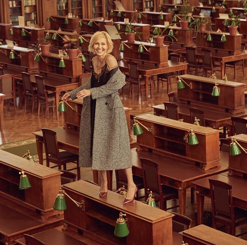 За фото Дапкунайте на столе в Ленинской библиотеке уволят Дуда?