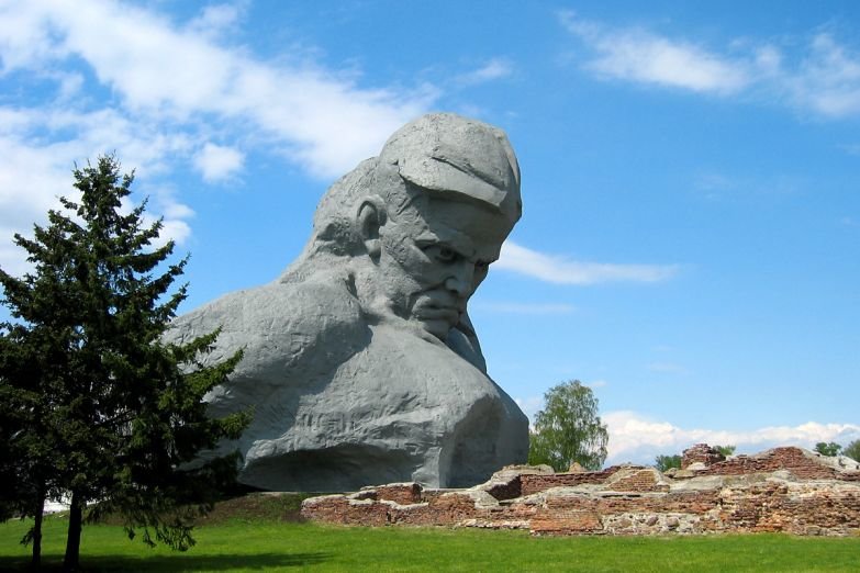 памятник в брестской крепости фото