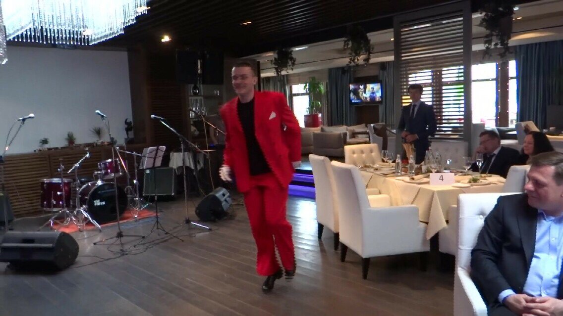 евгений понасенков в красном пиджаке фото